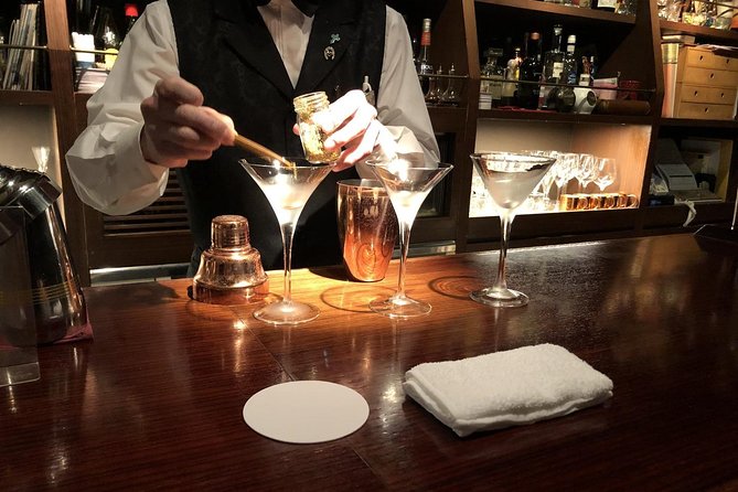 Japanese Whisky Tasting Experience at Local Bar in Tokyo