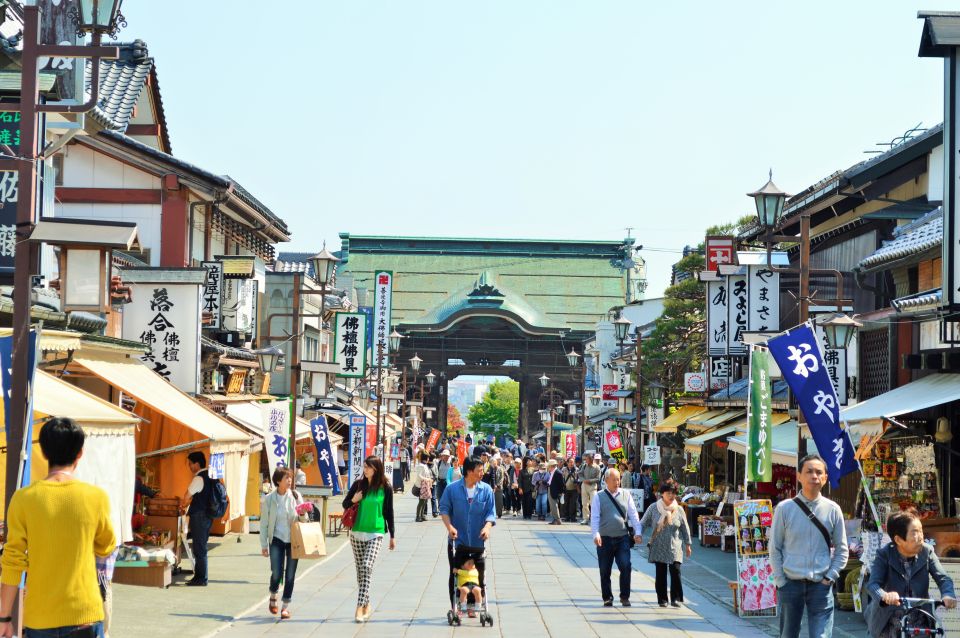 Nagano: Snow Monkeys, Zenkoji Temple & Sake Day Trip - Nakamise Shopping Street: Vibrant Shopping Experience