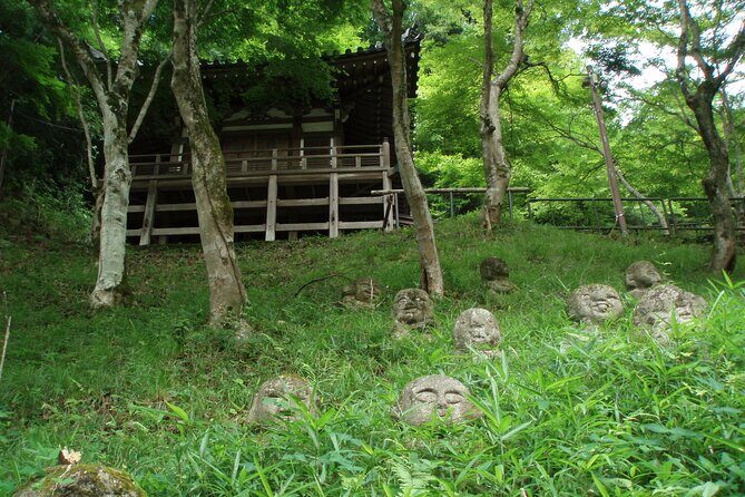 private-walking-tour-in-bamboo-forest-hidden-spots-in-arashiyama2