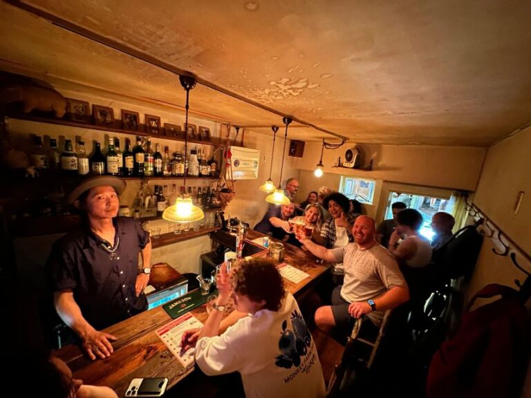 Shinjuku: Bar Hopping Night Tour at Japanese Izakaya